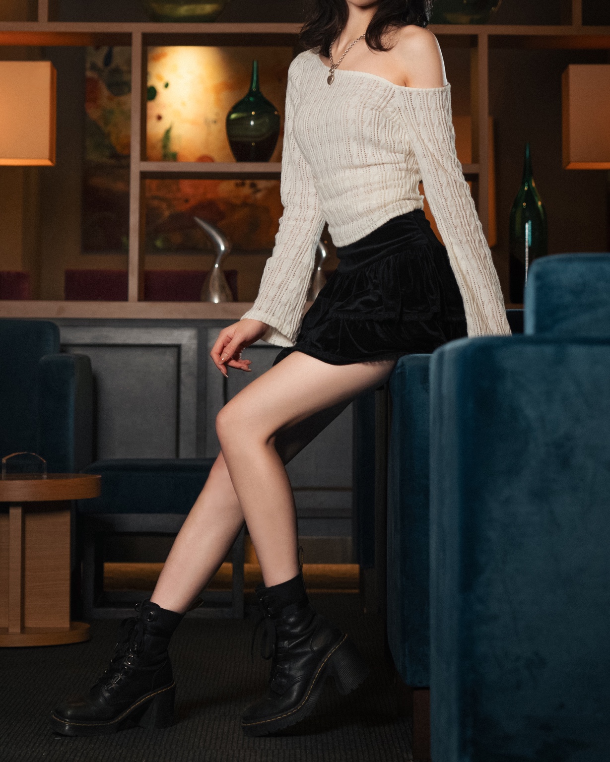 ラウンジで座る女性